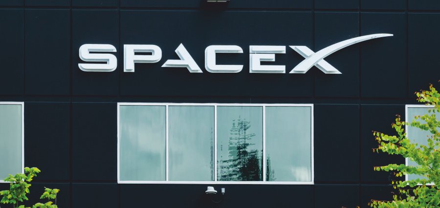You are currently viewing SpaceX Expands Starlink with $2.6 Billion EchoStar Spectrum Deal and Major Airline Partnership